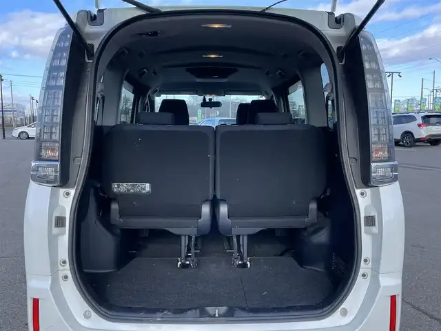 トヨタ ヴォクシー ハイブリッド X 道央・札幌 2014(平26)年 8.4万km ホワイトパールクリスタルシャイン ワンオーナー/純正ディーラーOPナビ/CD/DVD/BT/フルセグ/寒冷地仕様/純正フリップダウンモニター/横滑り防止装置/バックカメラ/ビルトインETC/EVMODE/ECOMODE/PWRMODE/片側パワースライドドア/ワイパーデアイサー/ステアリングリモコン/プッシュスタート/スマートキー/LEDヘッドライト/オートライト/電動格納ミラー/ウィンカーミラー/ドアバイザー/スペアキー/純正リモートスタート/純正AW付夏タイヤ積込/195/65/R15/2020年/4mm