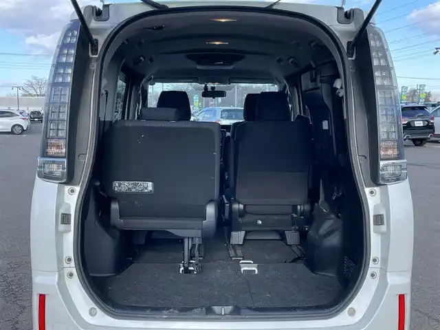 トヨタ ヴォクシー ハイブリッド X 道央・札幌 2014(平26)年 8.4万km ホワイトパールクリスタルシャイン ワンオーナー/純正ディーラーOPナビ/CD/DVD/BT/フルセグ/寒冷地仕様/純正フリップダウンモニター/横滑り防止装置/バックカメラ/ビルトインETC/EVMODE/ECOMODE/PWRMODE/片側パワースライドドア/ワイパーデアイサー/ステアリングリモコン/プッシュスタート/スマートキー/LEDヘッドライト/オートライト/電動格納ミラー/ウィンカーミラー/ドアバイザー/スペアキー/純正リモートスタート/純正AW付夏タイヤ積込/195/65/R15/2020年/4mm