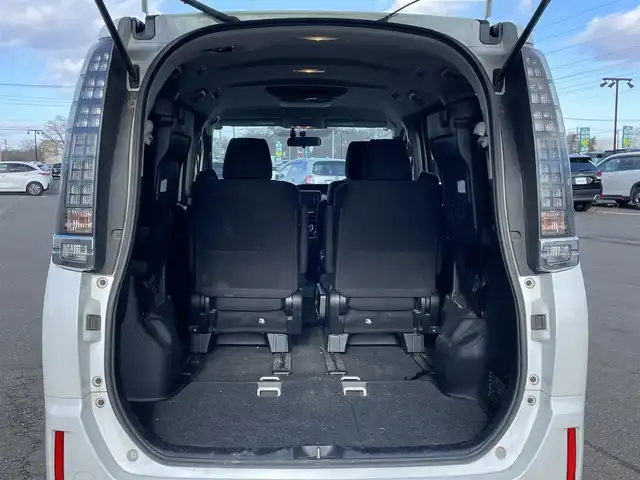 トヨタ ヴォクシー ハイブリッド X 道央・札幌 2014(平26)年 8.4万km ホワイトパールクリスタルシャイン ワンオーナー/純正ディーラーOPナビ/CD/DVD/BT/フルセグ/寒冷地仕様/純正フリップダウンモニター/横滑り防止装置/バックカメラ/ビルトインETC/EVMODE/ECOMODE/PWRMODE/片側パワースライドドア/ワイパーデアイサー/ステアリングリモコン/プッシュスタート/スマートキー/LEDヘッドライト/オートライト/電動格納ミラー/ウィンカーミラー/ドアバイザー/スペアキー/純正リモートスタート/純正AW付夏タイヤ積込/195/65/R15/2020年/4mm