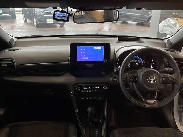 トヨタ ヤリス ハイブリッド Z 秋田県 2024(令6)年 1.1万km プラチナホワイトパールマイカ ワンオーナー/寒冷地仕様/純正8インチディスプレイオーディオ/ナビ　Bluetooth　USB　HDMI　ラジオ　DTV　Miracast/パノラミックビューモニター /レーントレーシングアシスト/LEDヘッドライト/前席シートヒーター/ハーフレザーシート/純正フロアマット/ビルトインETC/レーダークルーズコントロール/ドライブレコーダー前後タイプ/オートライト/オートハイビーム/ステアリングヒーター/ヘッドアップディスプレイ/ステアリングリモコン/プリクラッシュセーフティー/アイドリングストップ/プッシュスタート/スマートキー