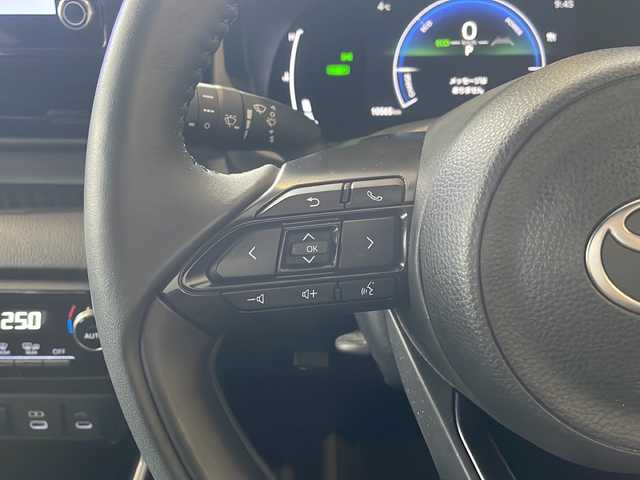 トヨタ ヤリス ハイブリッド Z 秋田県 2024(令6)年 1.1万km プラチナホワイトパールマイカ ワンオーナー/寒冷地仕様/純正8インチディスプレイオーディオ/ナビ　Bluetooth　USB　HDMI　ラジオ　DTV　Miracast/パノラミックビューモニター /レーントレーシングアシスト/LEDヘッドライト/前席シートヒーター/ハーフレザーシート/純正フロアマット/ビルトインETC/レーダークルーズコントロール/ドライブレコーダー前後タイプ/オートライト/オートハイビーム/ステアリングヒーター/ヘッドアップディスプレイ/ステアリングリモコン/プリクラッシュセーフティー/アイドリングストップ/プッシュスタート/スマートキー