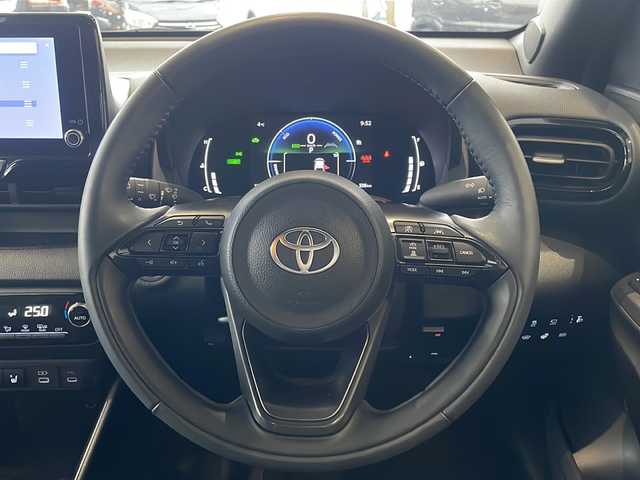 トヨタ ヤリス ハイブリッド Z 秋田県 2024(令6)年 1.1万km プラチナホワイトパールマイカ ワンオーナー/寒冷地仕様/純正8インチディスプレイオーディオ/ナビ　Bluetooth　USB　HDMI　ラジオ　DTV　Miracast/パノラミックビューモニター /レーントレーシングアシスト/LEDヘッドライト/前席シートヒーター/ハーフレザーシート/純正フロアマット/ビルトインETC/レーダークルーズコントロール/ドライブレコーダー前後タイプ/オートライト/オートハイビーム/ステアリングヒーター/ヘッドアップディスプレイ/ステアリングリモコン/プリクラッシュセーフティー/アイドリングストップ/プッシュスタート/スマートキー