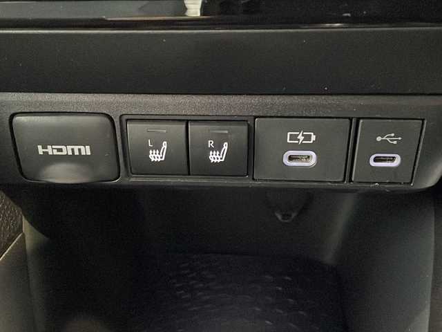 トヨタ ヤリス ハイブリッド Z 秋田県 2024(令6)年 1.1万km プラチナホワイトパールマイカ ワンオーナー/寒冷地仕様/純正8インチディスプレイオーディオ/ナビ　Bluetooth　USB　HDMI　ラジオ　DTV　Miracast/パノラミックビューモニター /レーントレーシングアシスト/LEDヘッドライト/前席シートヒーター/ハーフレザーシート/純正フロアマット/ビルトインETC/レーダークルーズコントロール/ドライブレコーダー前後タイプ/オートライト/オートハイビーム/ステアリングヒーター/ヘッドアップディスプレイ/ステアリングリモコン/プリクラッシュセーフティー/アイドリングストップ/プッシュスタート/スマートキー