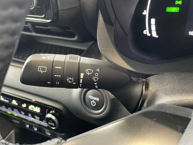 トヨタ ヤリス ハイブリッド Z 秋田県 2024(令6)年 1.1万km プラチナホワイトパールマイカ ワンオーナー/寒冷地仕様/純正8インチディスプレイオーディオ/ナビ　Bluetooth　USB　HDMI　ラジオ　DTV　Miracast/パノラミックビューモニター /レーントレーシングアシスト/LEDヘッドライト/前席シートヒーター/ハーフレザーシート/純正フロアマット/ビルトインETC/レーダークルーズコントロール/ドライブレコーダー前後タイプ/オートライト/オートハイビーム/ステアリングヒーター/ヘッドアップディスプレイ/ステアリングリモコン/プリクラッシュセーフティー/アイドリングストップ/プッシュスタート/スマートキー