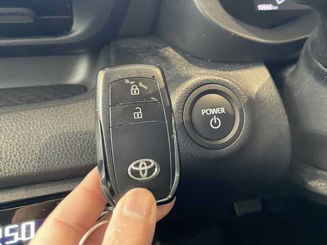 トヨタ ヤリス ハイブリッド Z 秋田県 2024(令6)年 1.1万km プラチナホワイトパールマイカ ワンオーナー/寒冷地仕様/純正8インチディスプレイオーディオ/ナビ　Bluetooth　USB　HDMI　ラジオ　DTV　Miracast/パノラミックビューモニター /レーントレーシングアシスト/LEDヘッドライト/前席シートヒーター/ハーフレザーシート/純正フロアマット/ビルトインETC/レーダークルーズコントロール/ドライブレコーダー前後タイプ/オートライト/オートハイビーム/ステアリングヒーター/ヘッドアップディスプレイ/ステアリングリモコン/プリクラッシュセーフティー/アイドリングストップ/プッシュスタート/スマートキー