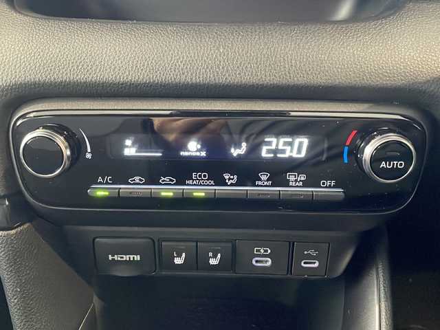 トヨタ ヤリス ハイブリッド Z 秋田県 2024(令6)年 1.1万km プラチナホワイトパールマイカ ワンオーナー/寒冷地仕様/純正8インチディスプレイオーディオ/ナビ　Bluetooth　USB　HDMI　ラジオ　DTV　Miracast/パノラミックビューモニター /レーントレーシングアシスト/LEDヘッドライト/前席シートヒーター/ハーフレザーシート/純正フロアマット/ビルトインETC/レーダークルーズコントロール/ドライブレコーダー前後タイプ/オートライト/オートハイビーム/ステアリングヒーター/ヘッドアップディスプレイ/ステアリングリモコン/プリクラッシュセーフティー/アイドリングストップ/プッシュスタート/スマートキー