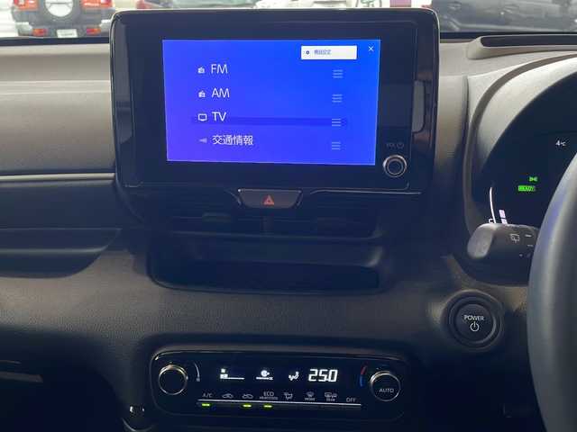 トヨタ ヤリス ハイブリッド Z 秋田県 2024(令6)年 1.1万km プラチナホワイトパールマイカ ワンオーナー/寒冷地仕様/純正8インチディスプレイオーディオ/ナビ　Bluetooth　USB　HDMI　ラジオ　DTV　Miracast/パノラミックビューモニター /レーントレーシングアシスト/LEDヘッドライト/前席シートヒーター/ハーフレザーシート/純正フロアマット/ビルトインETC/レーダークルーズコントロール/ドライブレコーダー前後タイプ/オートライト/オートハイビーム/ステアリングヒーター/ヘッドアップディスプレイ/ステアリングリモコン/プリクラッシュセーフティー/アイドリングストップ/プッシュスタート/スマートキー