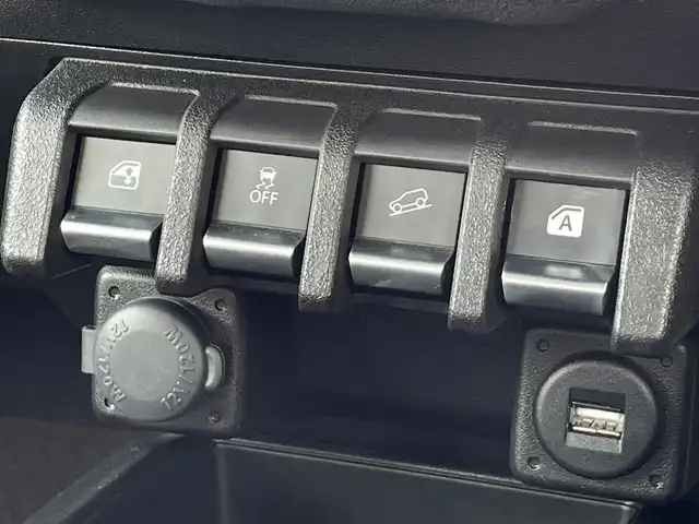 スズキ ジムニー シエラ JC 千葉県 2021(令3)年 0.7万km ブルーイッシュブラックパール3 AIS検査済み/パナソニック8インチナビ（社外）/フルセグテレビ/クルーズコントロール/ヘッドライトウォッシャー/ETC/ドライブレコーダー/バックカメラ/フロントカメラ（社外）/CL LINKルーフラック（社外）/1インチリフトアップキット（社外）/シートカバー（社外）/前席シートヒーター/衝突被害軽減ブレーキ/ヒルディセントコントロール/オートマチックハイビーム/純正LEDヘッドライト/16インチAW　ファーム　Ｊレボリューション（社外）/モンスタ　テレーングリッパー新品タイヤ（社外）/カーボンダクトグリル（社外）/ブルバー（社外）/スモークサイドマーカー（社外）/フロントカメラモニター