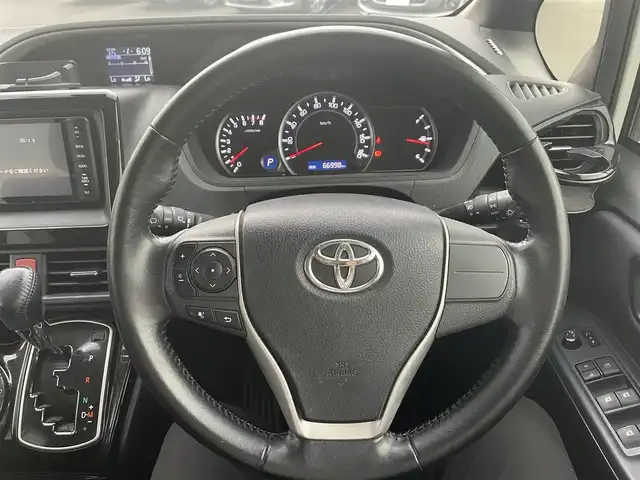 トヨタ ヴォクシー ZS 煌Ⅱ 岡山県 2016(平28)年 6.7万km ホワイトパールクリスタルシャイン 社外ナビ　/後席用モニター　/衝突軽減　/レーンアシスト　/バックカメラ　/ＥＴＣ　/両側パワースライドドア　/３列シート　/ドライブレコーダー　/プッシュスタート　/純正フロアマット　/16インチ純正アルミホイール
