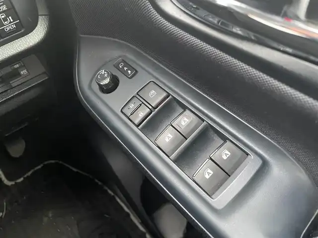 トヨタ ヴォクシー ZS 煌Ⅱ 岡山県 2016(平28)年 6.7万km ホワイトパールクリスタルシャイン 社外ナビ　/後席用モニター　/衝突軽減　/レーンアシスト　/バックカメラ　/ＥＴＣ　/両側パワースライドドア　/３列シート　/ドライブレコーダー　/プッシュスタート　/純正フロアマット　/16インチ純正アルミホイール