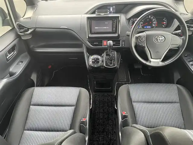トヨタ ヴォクシー ZS 煌Ⅱ 岡山県 2016(平28)年 6.7万km ホワイトパールクリスタルシャイン 社外ナビ　/後席用モニター　/衝突軽減　/レーンアシスト　/バックカメラ　/ＥＴＣ　/両側パワースライドドア　/３列シート　/ドライブレコーダー　/プッシュスタート　/純正フロアマット　/16インチ純正アルミホイール