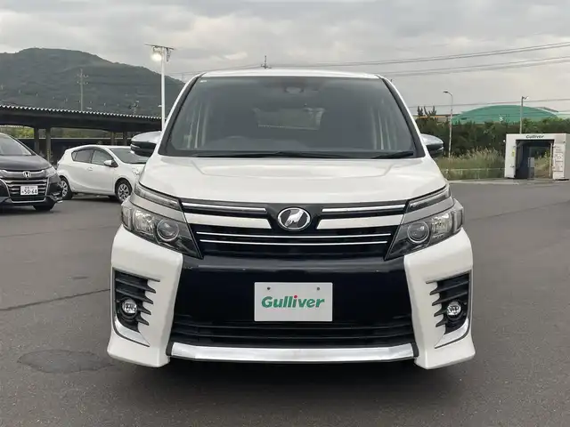 トヨタ ヴォクシー ZS 煌Ⅱ 岡山県 2016(平28)年 6.7万km ホワイトパールクリスタルシャイン 社外ナビ　/後席用モニター　/衝突軽減　/レーンアシスト　/バックカメラ　/ＥＴＣ　/両側パワースライドドア　/３列シート　/ドライブレコーダー　/プッシュスタート　/純正フロアマット　/16インチ純正アルミホイール