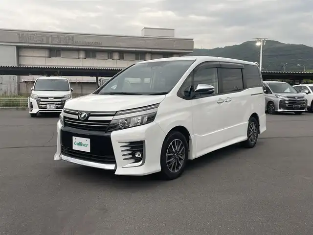 トヨタ ヴォクシー ZS 煌Ⅱ 岡山県 2016(平28)年 6.7万km ホワイトパールクリスタルシャイン 社外ナビ　/後席用モニター　/衝突軽減　/レーンアシスト　/バックカメラ　/ＥＴＣ　/両側パワースライドドア　/３列シート　/ドライブレコーダー　/プッシュスタート　/純正フロアマット　/16インチ純正アルミホイール