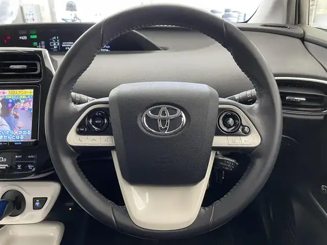 トヨタ プリウス A プレミアム 滋賀県 2016(平28)年 5.4万km スティールブロンドM 禁煙車/純正9型ナビ/CD.DVD.Bluetooth.フルセグ/バックカメラ/トヨタセーフティセンス/・プリクラッシュセーフティ/・レーンディパーチャーアラート/・オートマチックハイビーム/・レーダークルーズコントロール/LEDヘッドライト/前席シートヒーター/D席パワーシート/本革黒シート/ヘッドアップディスプレイ/クリアランスソナー/ブラインドスポットモニター/社外エアロ/パーキングアシスト/純正前方ドライブレコーダー/ビルトインETC