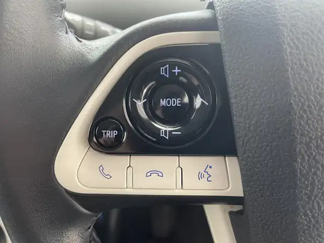 トヨタ プリウス A プレミアム 滋賀県 2016(平28)年 5.4万km スティールブロンドM 禁煙車/純正9型ナビ/CD.DVD.Bluetooth.フルセグ/バックカメラ/トヨタセーフティセンス/・プリクラッシュセーフティ/・レーンディパーチャーアラート/・オートマチックハイビーム/・レーダークルーズコントロール/LEDヘッドライト/前席シートヒーター/D席パワーシート/本革黒シート/ヘッドアップディスプレイ/クリアランスソナー/ブラインドスポットモニター/社外エアロ/パーキングアシスト/純正前方ドライブレコーダー/ビルトインETC