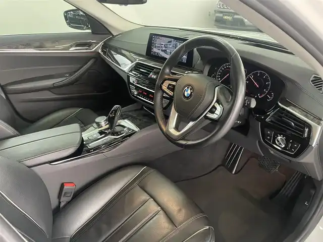 ＢＭＷ ５２３ｄ ツーリング ラグジュアリー 兵庫県 2018(平30)年 5.1万km ミネラルホワイト 純正ナビ/全方位カメラ/前後障害物センサー/ヘッドアップディスプレイ/ブラックレザーシート/全席シートヒーター/電動テールゲート/衝突被害軽減ブレーキ/BSM/LKA/オートマチックハイビーム/地デジTV/ETC/ACC/Bluetooth