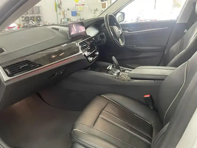 ＢＭＷ ５２３ｄ ツーリング ラグジュアリー 兵庫県 2018(平30)年 5.1万km ミネラルホワイト 純正ナビ/全方位カメラ/前後障害物センサー/ヘッドアップディスプレイ/ブラックレザーシート/全席シートヒーター/電動テールゲート/衝突被害軽減ブレーキ/BSM/LKA/オートマチックハイビーム/地デジTV/ETC/ACC/Bluetooth