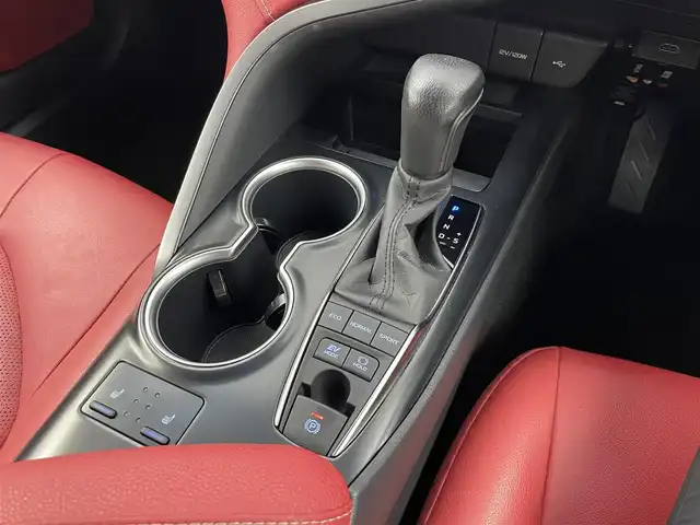 トヨタ カムリ WSレザーパッケージ 大分県 2020(令2)年 4.5万km プレシャスブラックパール 8インチディスプレイオーディオ/JBLサラウンドシステム（9スピーカー）/TV(フルセグ)/BT/USB/AM/FM/Apple Car Play/Android Auto/社外HDMI入力/バックカメラ/前席シートヒーター/パワーシート/Toyota Safety Sense/・プリクラッシュセーフティ（単眼カメラ＋ミリ波レーダー）/・レーンデパーチャーアラート（ステアリング制御機能付き）/・オートマチックハイビーム/・レーダークルーズコントロール（全車速追従機能付）/インテリジェントクリアランスソナー/ブラインドスポットモニター/リアクロストラフィックオートブレーキ/前後ドライブレコーダー：TZ-205W/ビルトインETC2.0/ブラックエディション特別装飾/・プレシャスブラックパール＜219＞/・本革レザーシート（赤革）/・ブラック塗装純正18インチAW/・フロントロアグリルモールディング（スモーク調）/・LEDヘッドライト（スモークエクステンション）/・リアコンビネートランプ（スモークエクステンション）/・フロントカップホルダーリング（サテンメッキ仕様）/ドアバイザー/純正フロアマット/スペアキー