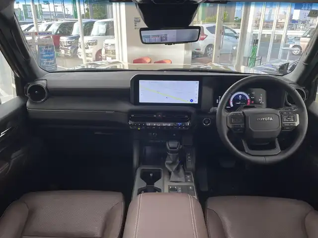トヨタ ランドクルーザー ２５０ VX ファーストエディション 愛知県 2024(令6)年 1.8万km ベージュＭ ワンオーナー/12.3インチ純正ディスプレイオーディオ（ナビ機能付き）/全方位カメラ/フルセグTV/ETC2.0/Bluetooth/USB/AUX接続/MTモード付きAT/レーダークルーズコントロール/パワーシート（D）/3列シート/本革シート/シートヒーター（D/N）/シートベンチレーション（D/N）/サンルーフ/純正フロアマット/純正18インチアルミホイール/LEDヘッドライト/オートマチックハイビーム/コーナーセンサー/横滑り防止装置/衝突軽減ブレーキ/レーンキープアシスト/ブラインドスポットモニター/電動パーキングブレーキ/ブレーキホールド/ルーフレール/デジタルインナーミラー/ドライブレコーダー（デジタルインナーミラー内臓型）/充電用USBポート（4個）/パワーバックドア