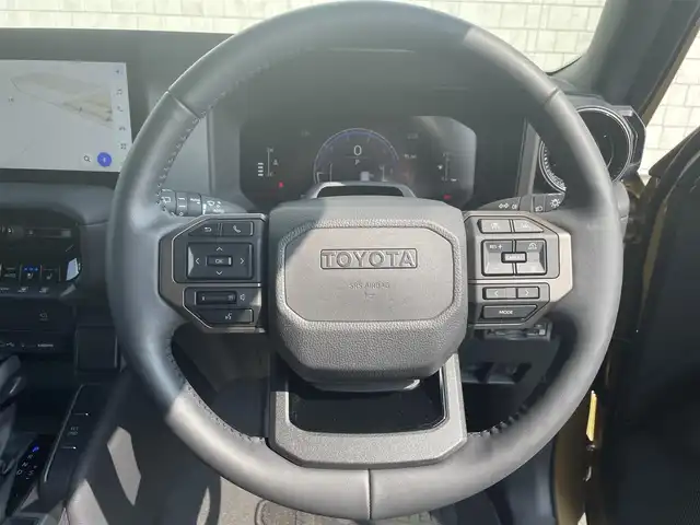 トヨタ ランドクルーザー ２５０ VX ファーストエディション 愛知県 2024(令6)年 1.8万km ベージュＭ ワンオーナー/12.3インチ純正ディスプレイオーディオ（ナビ機能付き）/全方位カメラ/フルセグTV/ETC2.0/Bluetooth/USB/AUX接続/MTモード付きAT/レーダークルーズコントロール/パワーシート（D）/3列シート/本革シート/シートヒーター（D/N）/シートベンチレーション（D/N）/サンルーフ/純正フロアマット/純正18インチアルミホイール/LEDヘッドライト/オートマチックハイビーム/コーナーセンサー/横滑り防止装置/衝突軽減ブレーキ/レーンキープアシスト/ブラインドスポットモニター/電動パーキングブレーキ/ブレーキホールド/ルーフレール/デジタルインナーミラー/ドライブレコーダー（デジタルインナーミラー内臓型）/充電用USBポート（4個）/パワーバックドア