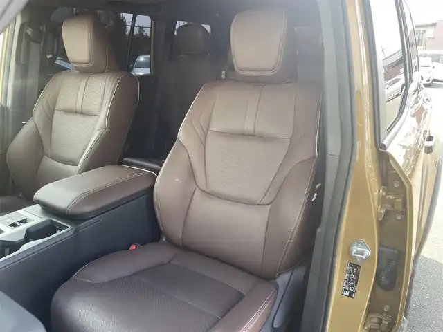 トヨタ ランドクルーザー ２５０ VX ファーストエディション 愛知県 2024(令6)年 1.8万km ベージュＭ ワンオーナー/12.3インチ純正ディスプレイオーディオ（ナビ機能付き）/全方位カメラ/フルセグTV/ETC2.0/Bluetooth/USB/AUX接続/MTモード付きAT/レーダークルーズコントロール/パワーシート（D）/3列シート/本革シート/シートヒーター（D/N）/シートベンチレーション（D/N）/サンルーフ/純正フロアマット/純正18インチアルミホイール/LEDヘッドライト/オートマチックハイビーム/コーナーセンサー/横滑り防止装置/衝突軽減ブレーキ/レーンキープアシスト/ブラインドスポットモニター/電動パーキングブレーキ/ブレーキホールド/ルーフレール/デジタルインナーミラー/ドライブレコーダー（デジタルインナーミラー内臓型）/充電用USBポート（4個）/パワーバックドア