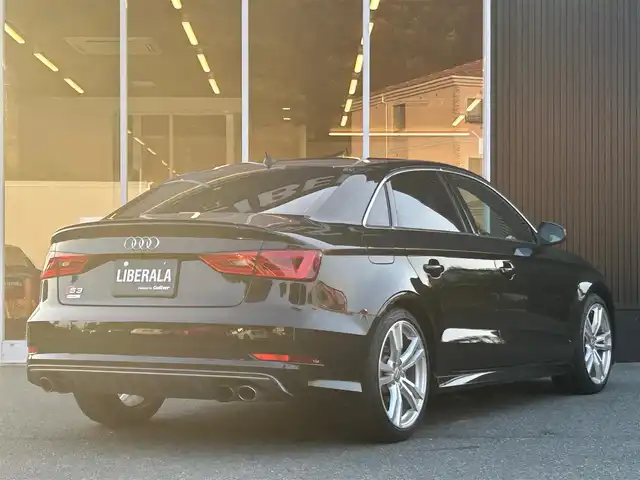 アウディ Ｓ３ セダン 福岡県 2014(平26)年 4.3万km パンサーブラッククリスタルエフェクト アダプティブクルーズコントロール/コンビニエンスパッケージ/衝突軽減ブレーキ/純正ナビ/フルセグTV/Bluetooth/バックカメラ/黒革シート/前席シートヒーター/ステアリングスイッチ/パドルシフト　/LEDライト/オートライト/ドライブレコーダー　/純正18インチアルミホイール/ETC/保証書/スペアキー×1