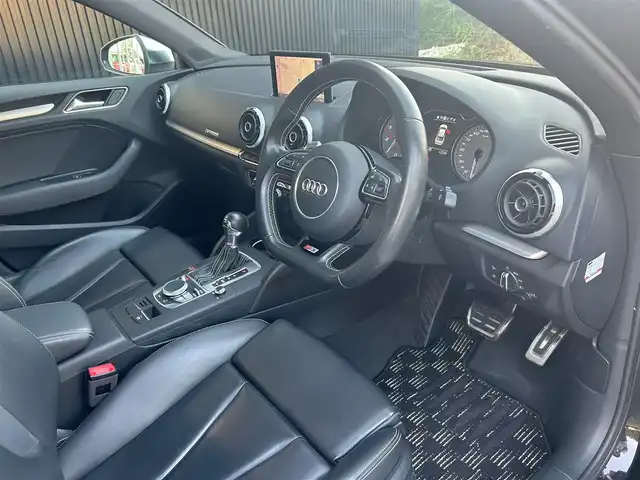 アウディ Ｓ３ セダン 福岡県 2014(平26)年 4.3万km パンサーブラッククリスタルエフェクト アダプティブクルーズコントロール/コンビニエンスパッケージ/衝突軽減ブレーキ/純正ナビ/フルセグTV/Bluetooth/バックカメラ/黒革シート/前席シートヒーター/ステアリングスイッチ/パドルシフト　/LEDライト/オートライト/ドライブレコーダー　/純正18インチアルミホイール/ETC/保証書/スペアキー×1