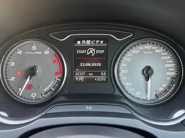 アウディ Ｓ３ セダン 福岡県 2014(平26)年 4.3万km パンサーブラッククリスタルエフェクト アダプティブクルーズコントロール/コンビニエンスパッケージ/衝突軽減ブレーキ/純正ナビ/フルセグTV/Bluetooth/バックカメラ/黒革シート/前席シートヒーター/ステアリングスイッチ/パドルシフト　/LEDライト/オートライト/ドライブレコーダー　/純正18インチアルミホイール/ETC/保証書/スペアキー×1