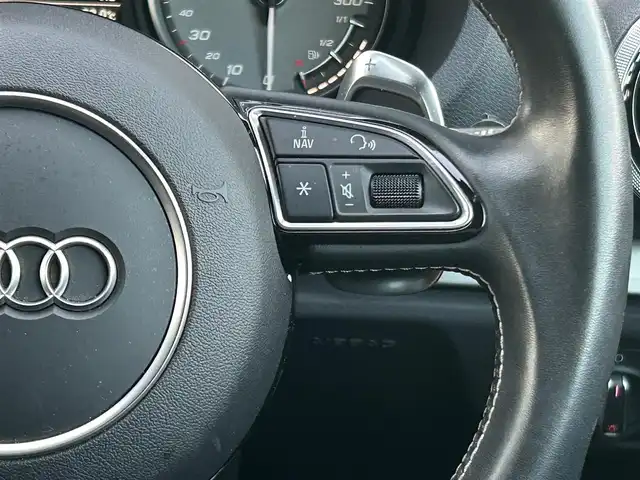 アウディ Ｓ３ セダン 福岡県 2014(平26)年 4.3万km パンサーブラッククリスタルエフェクト アダプティブクルーズコントロール/コンビニエンスパッケージ/衝突軽減ブレーキ/純正ナビ/フルセグTV/Bluetooth/バックカメラ/黒革シート/前席シートヒーター/ステアリングスイッチ/パドルシフト　/LEDライト/オートライト/ドライブレコーダー　/純正18インチアルミホイール/ETC/保証書/スペアキー×1