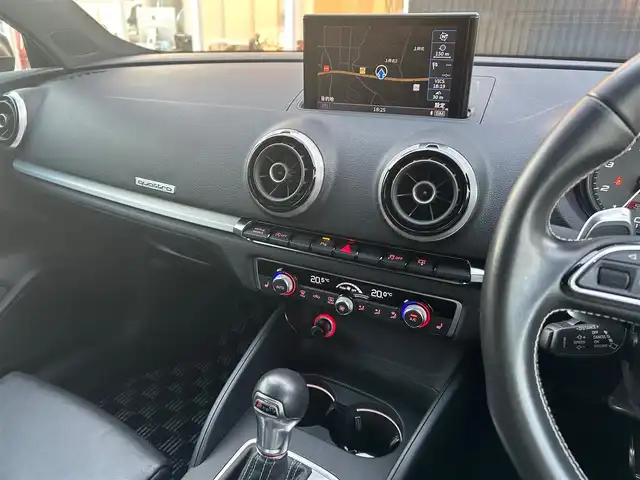 アウディ Ｓ３ セダン 福岡県 2014(平26)年 4.3万km パンサーブラッククリスタルエフェクト アダプティブクルーズコントロール/コンビニエンスパッケージ/衝突軽減ブレーキ/純正ナビ/フルセグTV/Bluetooth/バックカメラ/黒革シート/前席シートヒーター/ステアリングスイッチ/パドルシフト　/LEDライト/オートライト/ドライブレコーダー　/純正18インチアルミホイール/ETC/保証書/スペアキー×1
