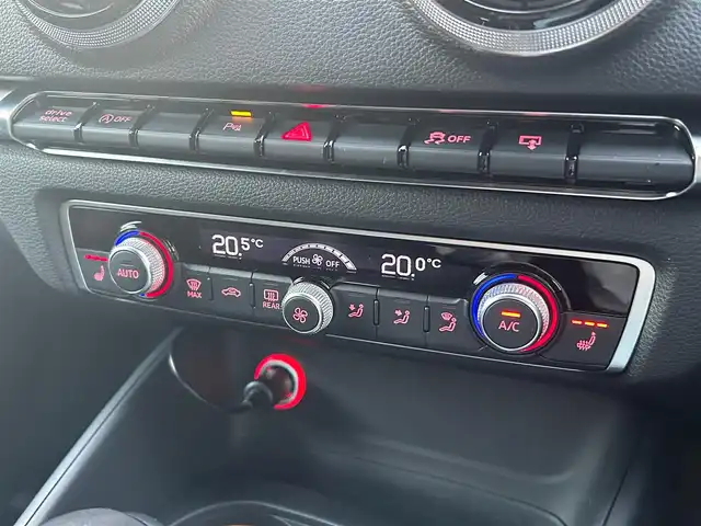 アウディ Ｓ３ セダン 福岡県 2014(平26)年 4.3万km パンサーブラッククリスタルエフェクト アダプティブクルーズコントロール/コンビニエンスパッケージ/衝突軽減ブレーキ/純正ナビ/フルセグTV/Bluetooth/バックカメラ/黒革シート/前席シートヒーター/ステアリングスイッチ/パドルシフト　/LEDライト/オートライト/ドライブレコーダー　/純正18インチアルミホイール/ETC/保証書/スペアキー×1