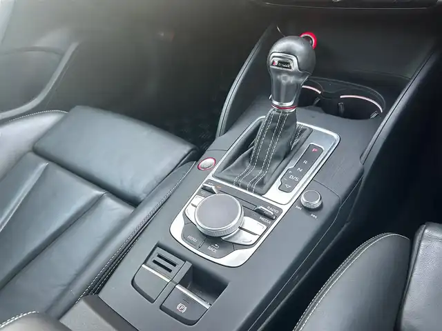 アウディ Ｓ３ セダン 福岡県 2014(平26)年 4.3万km パンサーブラッククリスタルエフェクト アダプティブクルーズコントロール/コンビニエンスパッケージ/衝突軽減ブレーキ/純正ナビ/フルセグTV/Bluetooth/バックカメラ/黒革シート/前席シートヒーター/ステアリングスイッチ/パドルシフト　/LEDライト/オートライト/ドライブレコーダー　/純正18インチアルミホイール/ETC/保証書/スペアキー×1