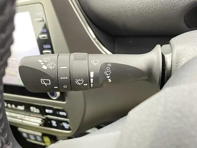 トヨタ プリウス Sツーリングセレクション 千葉県 2022(令4)年 3.4万km プレシャスブラックパール セーフティセンス（衝突回避支援パッケージ）/・プリクラッシュセーフティ/・レーントレーシングアシスト/・オートマチックハイビーム/・レーダークルーズコントロール/・ロードサインアシスト/・先行車発進告知機能/純正8インチディスプレイオーディオ/・メモリーナビ/・フルセグTV/・Bluetooth接続/・全方位カメラ/社外アンダーエアロ/社外18インチAW/スマートキー/前後コーナーセンサー/LEDヘッドライト/ビルトインETC2.0