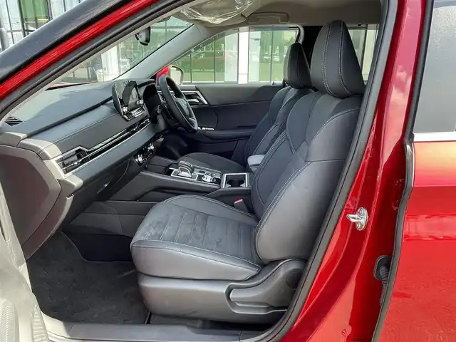 三菱 アウトランダー ＰＨＥＶ G 道央・札幌 2024(令6)年 0.3万km レッドダイヤモンド ４WD/プラグインハイブリッド/寒冷地仕様/純正メーカーナビ/AM/FM/BT/フルセグ/マイパイロット/衝突被害軽減ブレーキ/横滑り防止装置/アダプティブクルーズコントロール/レーンキープアシスト/パーキングセンサー/ブラインドスポットモニター/アラウンドビューモニター/ビルトインETC2.0/自動防眩ミラー/EVMODE/DRIVEMODE切替/パワーバックドア/D席パワーシート/前席シートヒーター/ハーフレザーシート/革巻きステアリング/ステアリングリモコン/パドルシフト/ハンドルヒーター/AC1500W/電動パーキング/オートブレーキホールド/置くだけ充電/プッシュスタート/スマートキー/LEDヘッドライト/オートライト/オートハイビーム/フォグランプ/電動格納ミラー/ウィンカーミラー/純正フロアマット/ドアバイザー/スペアキー