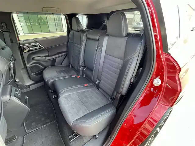 三菱 アウトランダー ＰＨＥＶ G 道央・札幌 2024(令6)年 0.3万km レッドダイヤモンド ４WD/プラグインハイブリッド/寒冷地仕様/純正メーカーナビ/AM/FM/BT/フルセグ/マイパイロット/衝突被害軽減ブレーキ/横滑り防止装置/アダプティブクルーズコントロール/レーンキープアシスト/パーキングセンサー/ブラインドスポットモニター/アラウンドビューモニター/ビルトインETC2.0/自動防眩ミラー/EVMODE/DRIVEMODE切替/パワーバックドア/D席パワーシート/前席シートヒーター/ハーフレザーシート/革巻きステアリング/ステアリングリモコン/パドルシフト/ハンドルヒーター/AC1500W/電動パーキング/オートブレーキホールド/置くだけ充電/プッシュスタート/スマートキー/LEDヘッドライト/オートライト/オートハイビーム/フォグランプ/電動格納ミラー/ウィンカーミラー/純正フロアマット/ドアバイザー/スペアキー