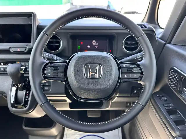 ホンダ Ｎ ＢＯＸ カスタム コーディネートスタイル 宮城県 2025(令7)年 0.1万km パールⅡ 2トーンカラー/ホンダセンシング/●衝突軽減ブレーキ（CMBS）/●先行車発進お知らせ機能/●歩行者事故低減ステアリング/●路外逸脱抑制機能/●標識認識機能/●渋滞追従機能付アダプティブクルーズコントロール（ACC）/●車線維持支援システム（LKAS）/●誤発進抑制機能/●後方誤発進抑制機能/●近距離衝突軽減ブレーキ/●急アクセル抑制機能/●パーキングセンサーシステム/●オートハイビーム/コーディネートスタイル/●フルプライムスムースシート/●本革巻ステアリングホイール/●プライムスムースドアライニングアームレスト/●ダークヘマタイト塗装 ドアオーナメントパネル/●ダーククロームメッキ加飾/●専用14インチアルミホイール/●コンビニフック付シートバックテーブル（運転席&助手席）/バックカメラ/前席シートヒーター/ステアリングスイッチ/電動パーキングブレーキ/ブレーキホールド/LEDヘッドランプ/オートライト/W/サイド/カーテンエアバッグ