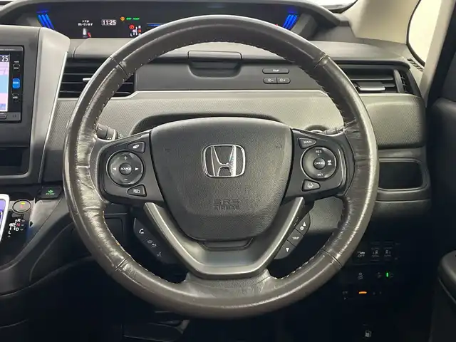 ホンダ フリード＋ ハイブリット G ホンダセンシング 鹿児島県 2016(平28)年 6.2万km ホワイトオーキッドパール 純正ナビ/・Bluetooth/・フルセグTV/・CD/・DVD/ホンダセンシング/・衝突軽減ブレーキ/・誤発進抑制機能/・歩行者事故低減ステアリング/・路外逸脱抑制機能/・先行者発進お知らせ機能/・標識認識機能/・渋滞追従機能付きアダクティブクルーズコントロール/・レーンキープアシスト/・後方誤発進抑制機能/・オートマチックハイビーム/両側パワスラ/追従クルコン/ステアリングリモコン/オートライト