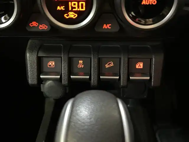 スズキ ジムニー XC 神奈川県 2022(令4)年 1.6万km 茶 ４WD/SDナビゲーション【CN-HE01WD】/バックカメラ/ETC/セーフティサポート/クルーズコントロール/シートヒーター前席/ドライブレコーダー前後/スマートキー/スペアキー/プッシュスタート/フロアマット/純正16インチアルミホイール/背面タイヤ/LEDヘッドライト/オートライト/ハイビームアシスト/フォグランプ/ヘッドライトウォッシャー/衝突軽減システム/誤発進抑制機能/車線逸脱警報/ふらつき警報機能/標識認識機能/ダウンヒルアシストコントロール