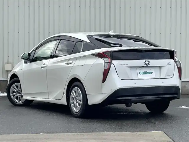 トヨタ プリウス Sセーフティプラス 山形県 2017(平29)年 7.3万km ホワイトパールクリスタルシャイン 4WD/衝突被害軽減システム/純正SDナビ/　　【CD DVD BT フルセグ MSV】/バックカメラ/レーダークルーズコントロール/LEDオートライト/純正15インチアルミホイール/アイドリングストップ/コーナーセンサー/パーキングアシスト/純正フロアマット/電動格納ウィンカーミラー/ドアバイザー/スマートキー/ETC