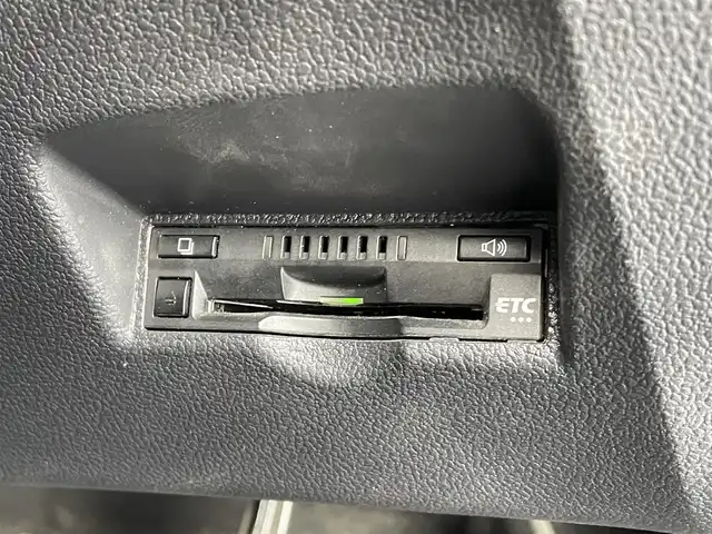 トヨタ プリウス Sセーフティプラス 山形県 2017(平29)年 7.3万km ホワイトパールクリスタルシャイン 4WD/衝突被害軽減システム/純正SDナビ/　　【CD DVD BT フルセグ MSV】/バックカメラ/レーダークルーズコントロール/LEDオートライト/純正15インチアルミホイール/アイドリングストップ/コーナーセンサー/パーキングアシスト/純正フロアマット/電動格納ウィンカーミラー/ドアバイザー/スマートキー/ETC