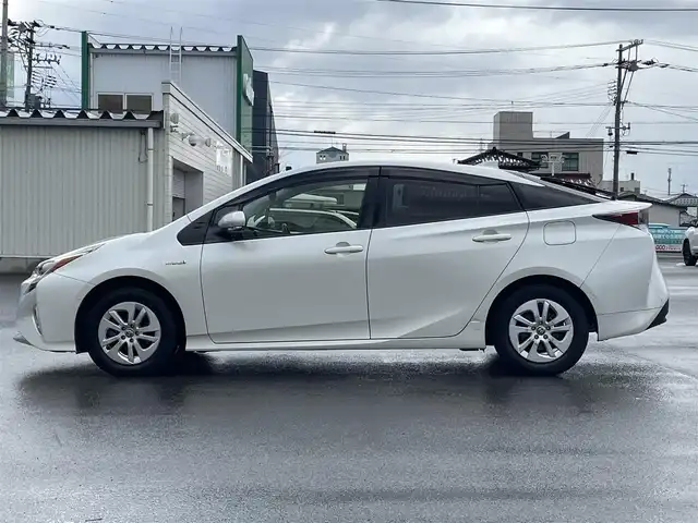 トヨタ プリウス Sセーフティプラス 山形県 2017(平29)年 7.3万km ホワイトパールクリスタルシャイン 4WD/衝突被害軽減システム/純正SDナビ/　　【CD DVD BT フルセグ MSV】/バックカメラ/レーダークルーズコントロール/LEDオートライト/純正15インチアルミホイール/アイドリングストップ/コーナーセンサー/パーキングアシスト/純正フロアマット/電動格納ウィンカーミラー/ドアバイザー/スマートキー/ETC