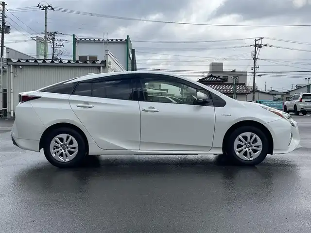 トヨタ プリウス Sセーフティプラス 山形県 2017(平29)年 7.3万km ホワイトパールクリスタルシャイン 4WD/衝突被害軽減システム/純正SDナビ/　　【CD DVD BT フルセグ MSV】/バックカメラ/レーダークルーズコントロール/LEDオートライト/純正15インチアルミホイール/アイドリングストップ/コーナーセンサー/パーキングアシスト/純正フロアマット/電動格納ウィンカーミラー/ドアバイザー/スマートキー/ETC