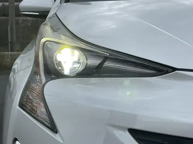 トヨタ プリウス Sセーフティプラス 山形県 2017(平29)年 7.3万km ホワイトパールクリスタルシャイン 4WD/衝突被害軽減システム/純正SDナビ/　　【CD DVD BT フルセグ MSV】/バックカメラ/レーダークルーズコントロール/LEDオートライト/純正15インチアルミホイール/アイドリングストップ/コーナーセンサー/パーキングアシスト/純正フロアマット/電動格納ウィンカーミラー/ドアバイザー/スマートキー/ETC