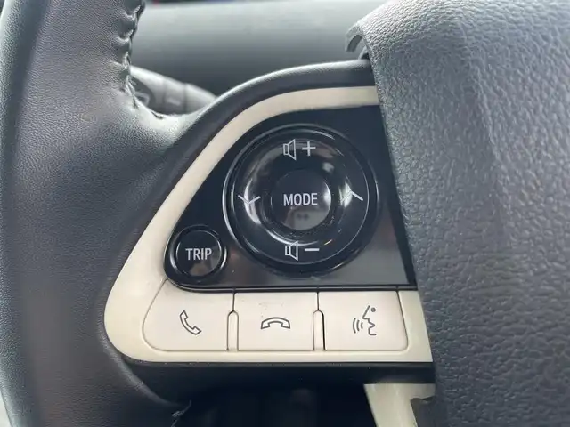 トヨタ プリウス Sセーフティプラス 山形県 2017(平29)年 7.3万km ホワイトパールクリスタルシャイン 4WD/衝突被害軽減システム/純正SDナビ/　　【CD DVD BT フルセグ MSV】/バックカメラ/レーダークルーズコントロール/LEDオートライト/純正15インチアルミホイール/アイドリングストップ/コーナーセンサー/パーキングアシスト/純正フロアマット/電動格納ウィンカーミラー/ドアバイザー/スマートキー/ETC