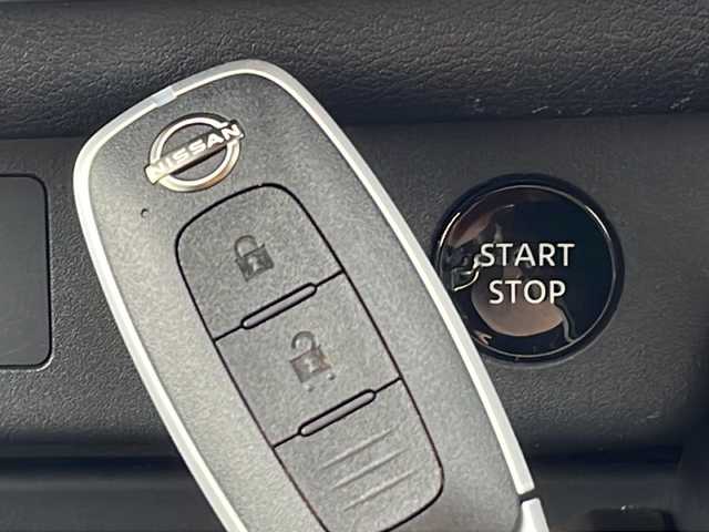 日産 エクストレイル X e－4ORCE 青森県 2023(令5)年 1.7万km ゴールド ・ワンオーナー/・プロパイロット/・レーダークルーズコントロール/・レーンキープアシスト/・プロパイロットパーキング/・ディスプレイオーディオ/・バックカメラ/・Bluetooth/HDMI/・ETC/・電子式パーキングブレーキ/・パワーバックドア/・純正エンジンスターター/・スマートキー/・スペアキー有/・シートヒーター/・純正夏タイヤAW付積込/・保証書・取説あり/・カラーコード【XEW】/・シェルブロンド/スーパーブラック