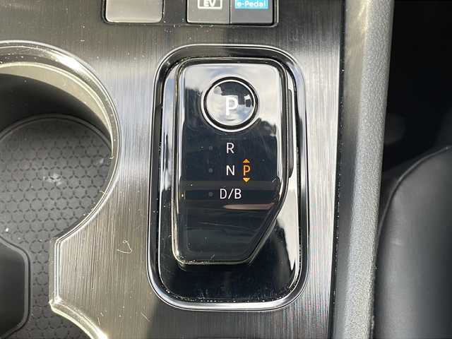 日産 エクストレイル X e－4ORCE 青森県 2023(令5)年 1.7万km ゴールド ・ワンオーナー/・プロパイロット/・レーダークルーズコントロール/・レーンキープアシスト/・プロパイロットパーキング/・ディスプレイオーディオ/・バックカメラ/・Bluetooth/HDMI/・ETC/・電子式パーキングブレーキ/・パワーバックドア/・純正エンジンスターター/・スマートキー/・スペアキー有/・シートヒーター/・純正夏タイヤAW付積込/・保証書・取説あり/・カラーコード【XEW】/・シェルブロンド/スーパーブラック