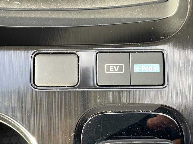 日産 エクストレイル X e－4ORCE 青森県 2023(令5)年 1.7万km ゴールド ・ワンオーナー/・プロパイロット/・レーダークルーズコントロール/・レーンキープアシスト/・プロパイロットパーキング/・ディスプレイオーディオ/・バックカメラ/・Bluetooth/HDMI/・ETC/・電子式パーキングブレーキ/・パワーバックドア/・純正エンジンスターター/・スマートキー/・スペアキー有/・シートヒーター/・純正夏タイヤAW付積込/・保証書・取説あり/・カラーコード【XEW】/・シェルブロンド/スーパーブラック