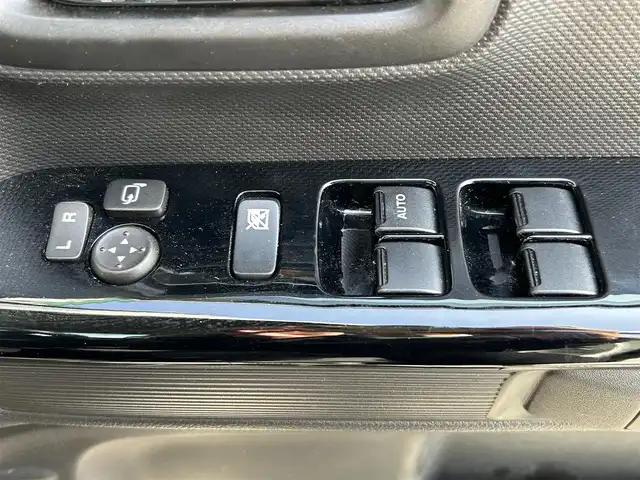 スズキ スペーシア カスタム HYBRID XS ターボ 福岡県 2022(令4)年 2.5万km ピュアホワイトP Panasonic8インチナビ/（CD/DVD/TV/AM/FM/Bluetooth）/全方位カメラ/バックカメラ/両側パワースライドドア/ヘッドアップディスプレイ/サーキュレーター/シートヒーターD席/ETC/後席サンシェード/レーダークルーズコントロール/純正15インチアルミホイール/パドルシフト/後席テーブル/クリアランスソナー/プリクラッシュ/レーンキープアリスト/横滑り防止装置/アイドリングストップ/LEDヘッドライト/ISOFIX/ドアバイザー/ステアリングスイッチ/電格ミラー/フォグランプ/スマートキー/スペアキー