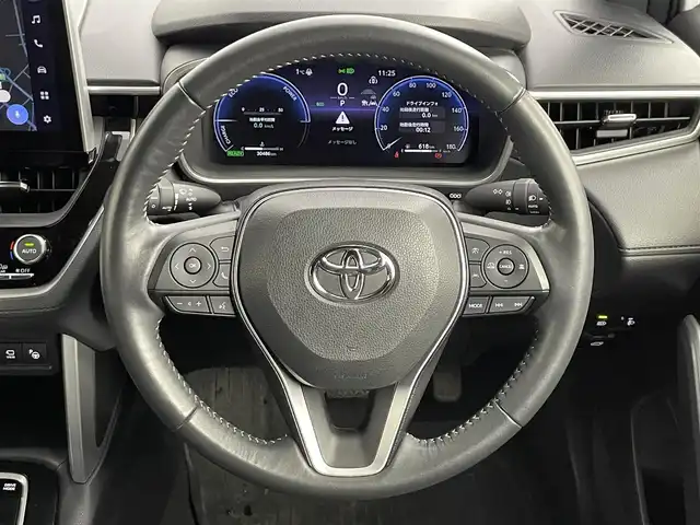 トヨタ カローラ クロス ハイブリッド Z 道央・札幌 2023(令5)年 3.1万km アティチュードブラックマイカ/プラチナホワイトパールマイカ ・４WD/・寒冷地仕様/・純正ディスプレイオーディオ（コネクティッドナビ）/　Miracast/Bluetooth/USB/フルセグTV/・ステアリングスイッチ/・パノラミックビューモニター/・ビルトインETC2.0/・トヨタセーフティセンス/　PCS/PDA/PKSB/RCD/RCTA/　LDA/BSM/SEA/RSA/　発進遅れ告知/後退速度抑制/・アドバンスドパーク/・レーダークルーズコントロール/・クリアランスソナー前後/・電動パーキング/・オートブレーキホールド/・横滑り防止装置/・DRIVEモード/ECOモード/・オートマチックハイビーム/・オートライト/・ヘッドランプレベライザー/・LEDヘッドライト/・LEDフォグランプ前後/・ドアミラーウィンカー/・ミラーヒーター/・オートリトラクタブルミラー/・パワーバックドア/・ハーフレザーシート/・D席パワーシート/・D+N席シートヒーター/・ステアリングヒーター/・純正１８インチAW/・社外カーゴフロアマット/・ドアバイザー/・プッシュスタート/・スマートキー/・スペアキー/・保証書