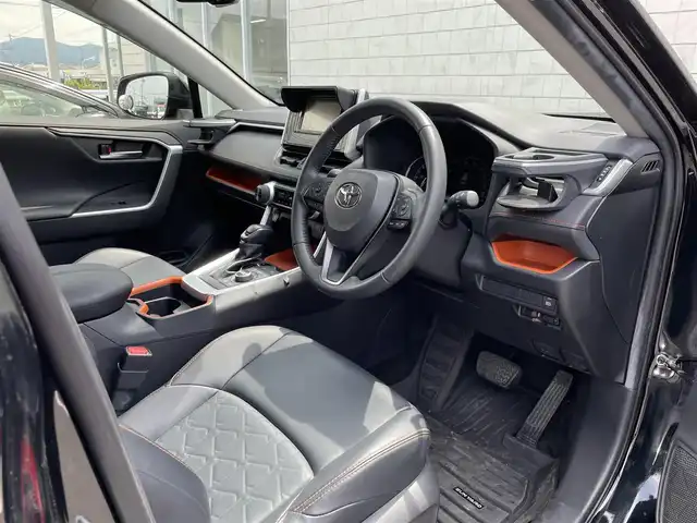 トヨタ ＲＡＶ４ アドベンチャー 愛知県 2021(令3)年 3.1万km アティチュードブラックマイカ ・純正ディスプレイオーディオ（ナビなし）/・バックカメラ/・CD/DVD再生/・ETC/・Bluetooth/USB接続/・MTモード付きAT/・アダプティブクルーズコントロール/・パワーシート（D/N）/・社外製フロアマット/・オールテレーンタイヤ/・MONZA HI-BKOCK REGULES 16インチアルミホイール/・LEDヘッドライト/・オートマチックハイビーム/・コーナーセンサー/・横滑り防止装置/・衝突軽減ブレーキ/・レーンキープアシスト/・電動パーキングブレーキ/・ブレーキホールド/・ルーフレール/・ドライブレコーダー（前後）/・充電用USBポート（4個）/・ダウンヒルコントロールアシスト